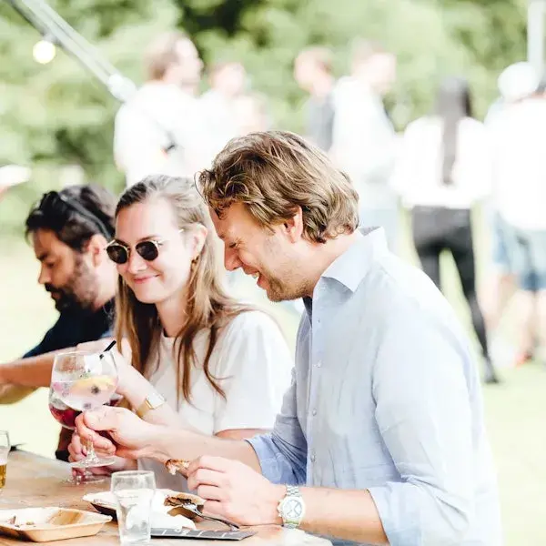 Collega's zijn vrolijk aan het eten buiten