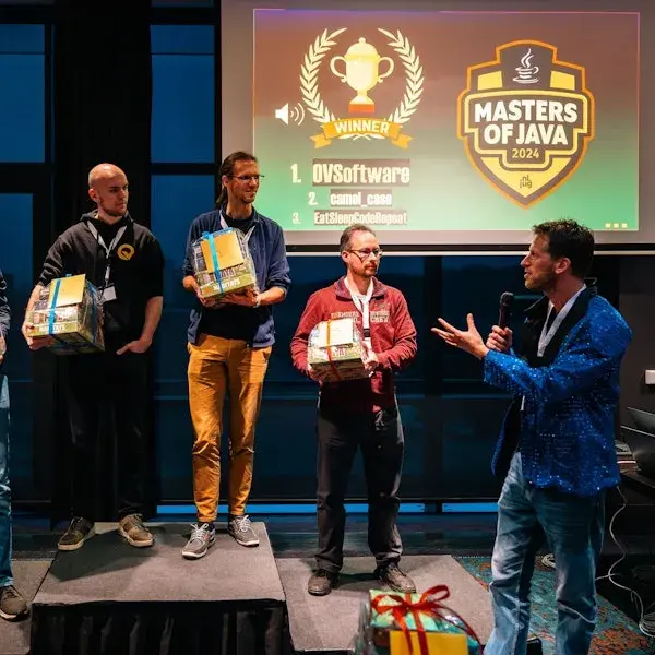 Mannen op een podium