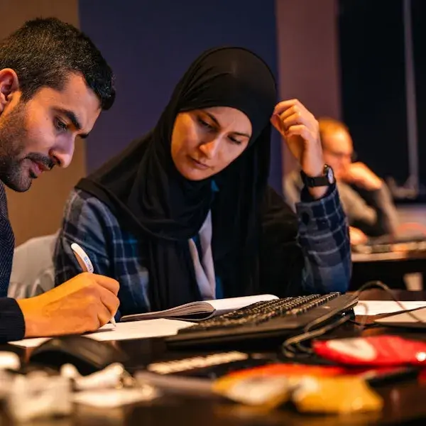 Een man en vrouw die wat opschrijven