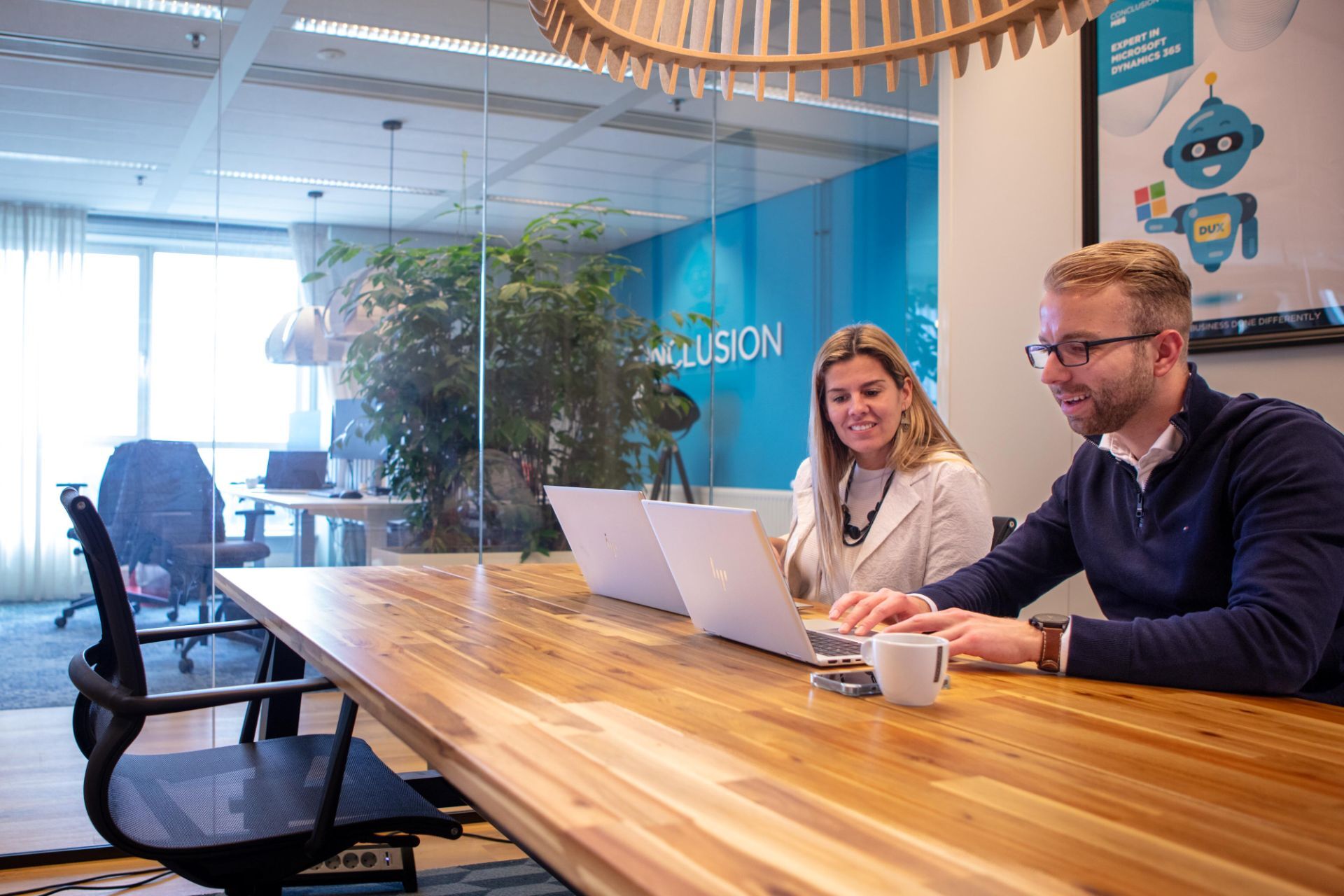 MBS Collega's aan het werk aan een tafel
