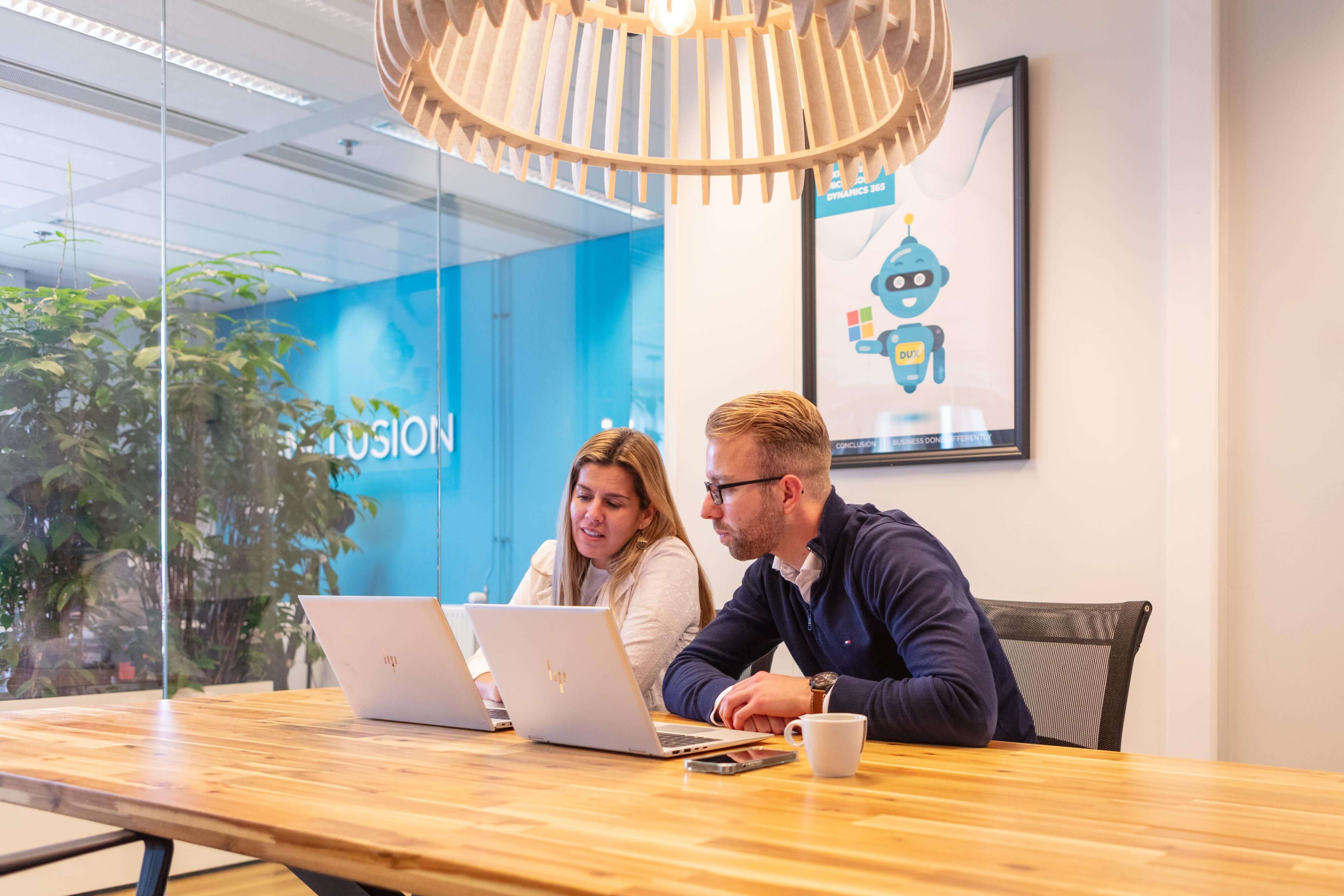 Twee collega's achter laptops