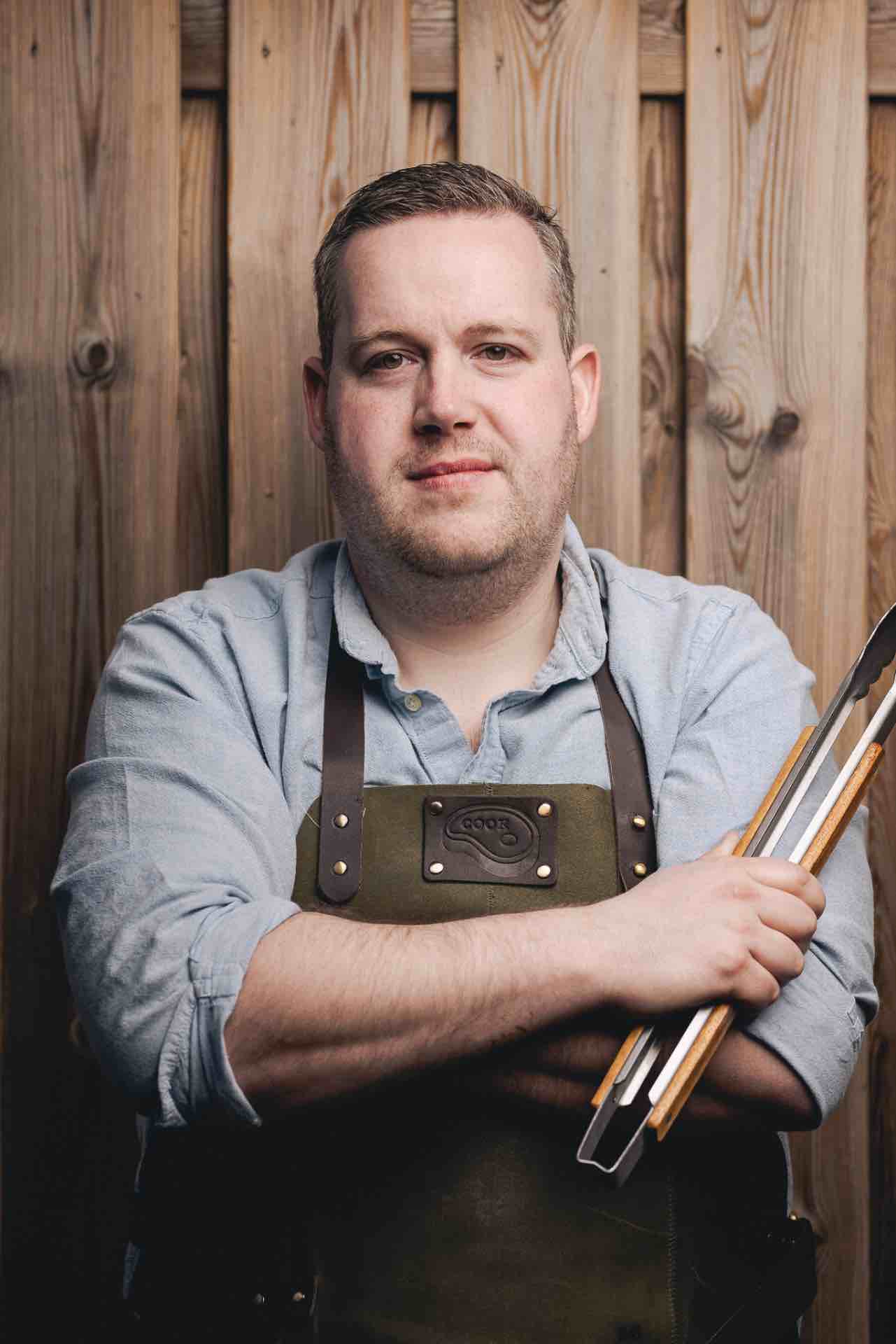 Man in kook kleding.