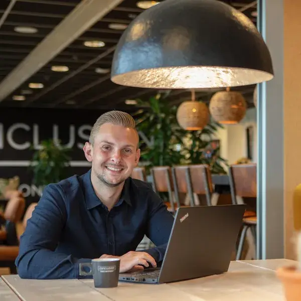 Mannelijke collega achter laptop.