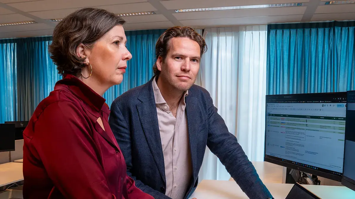 Man en vrouw achter computer