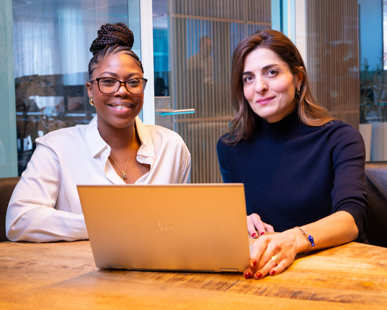 Vrouwen zitten achter laptop