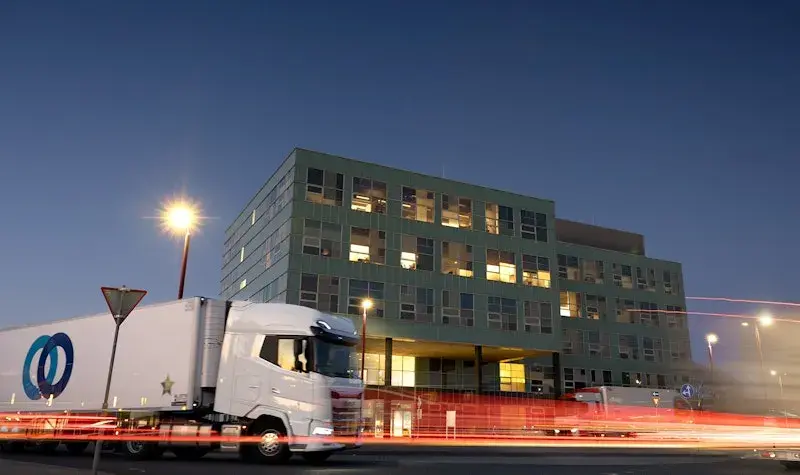 Een truck rijd door de nacht