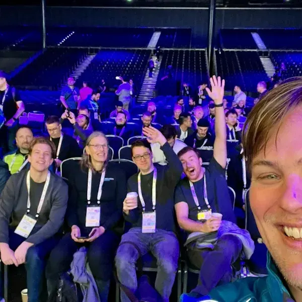 Publiek in een zaal bij het event.