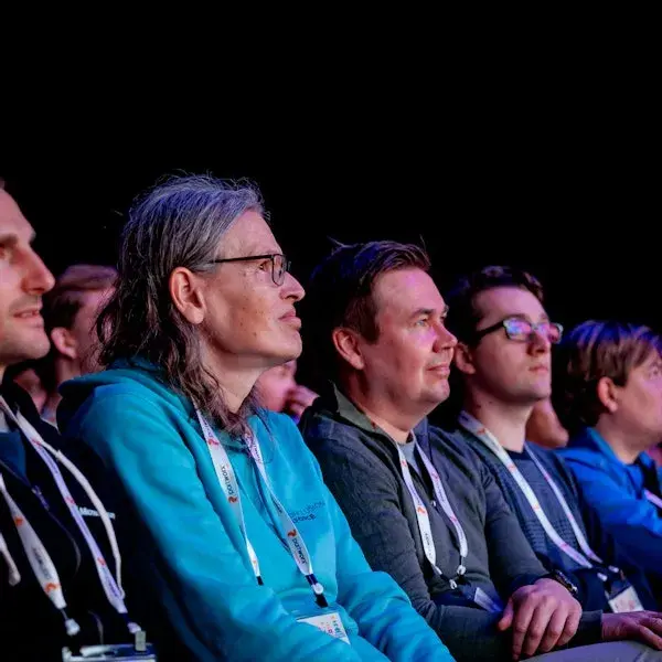 Publiek kijk geïnteresseerd.