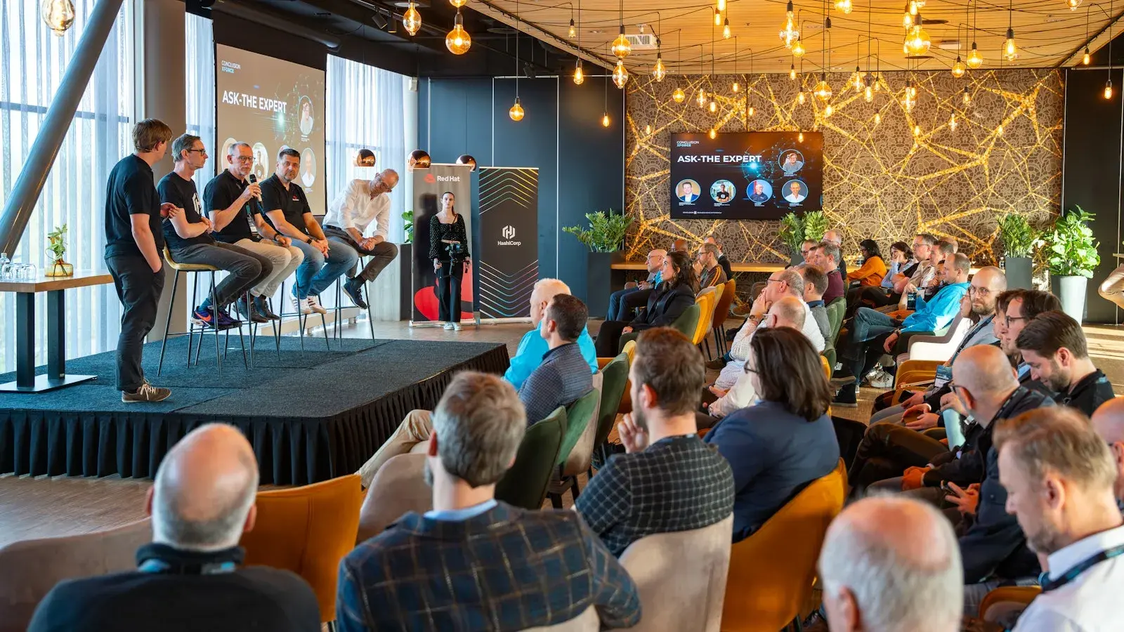 Collega's op een podium op een event