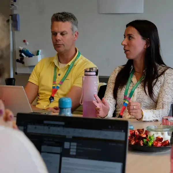 Foto van collega's in gesprek