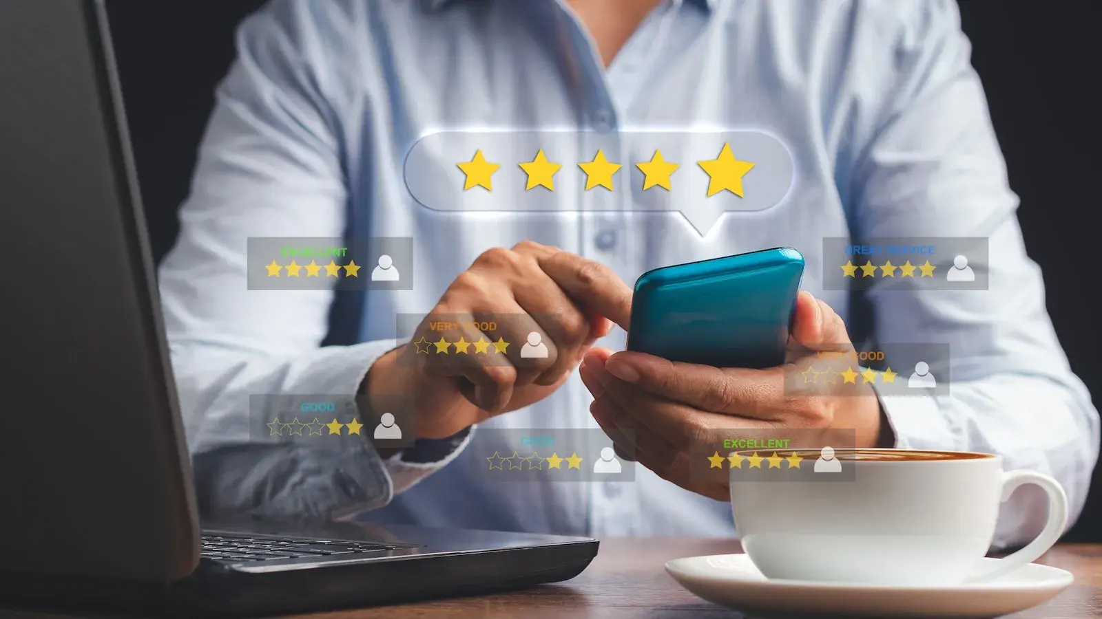 Man met kop koffie laptop en smartphone geeft een review 