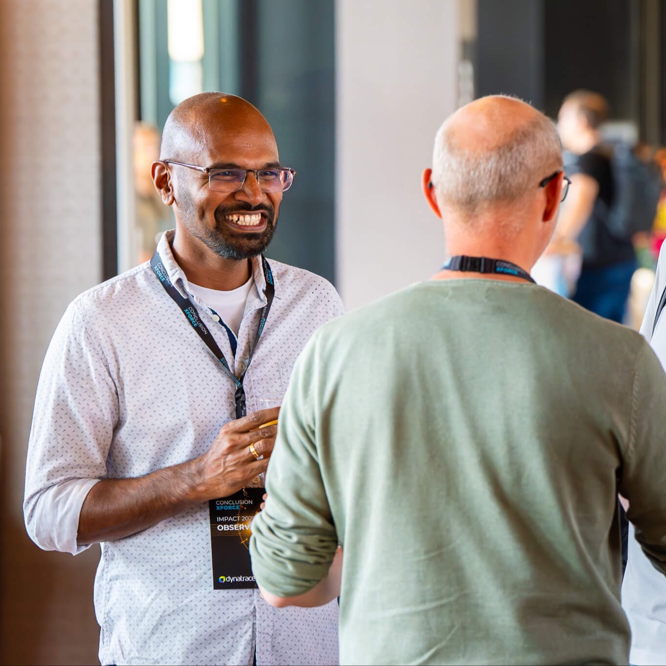Collega's lachen en praten met elkaar.