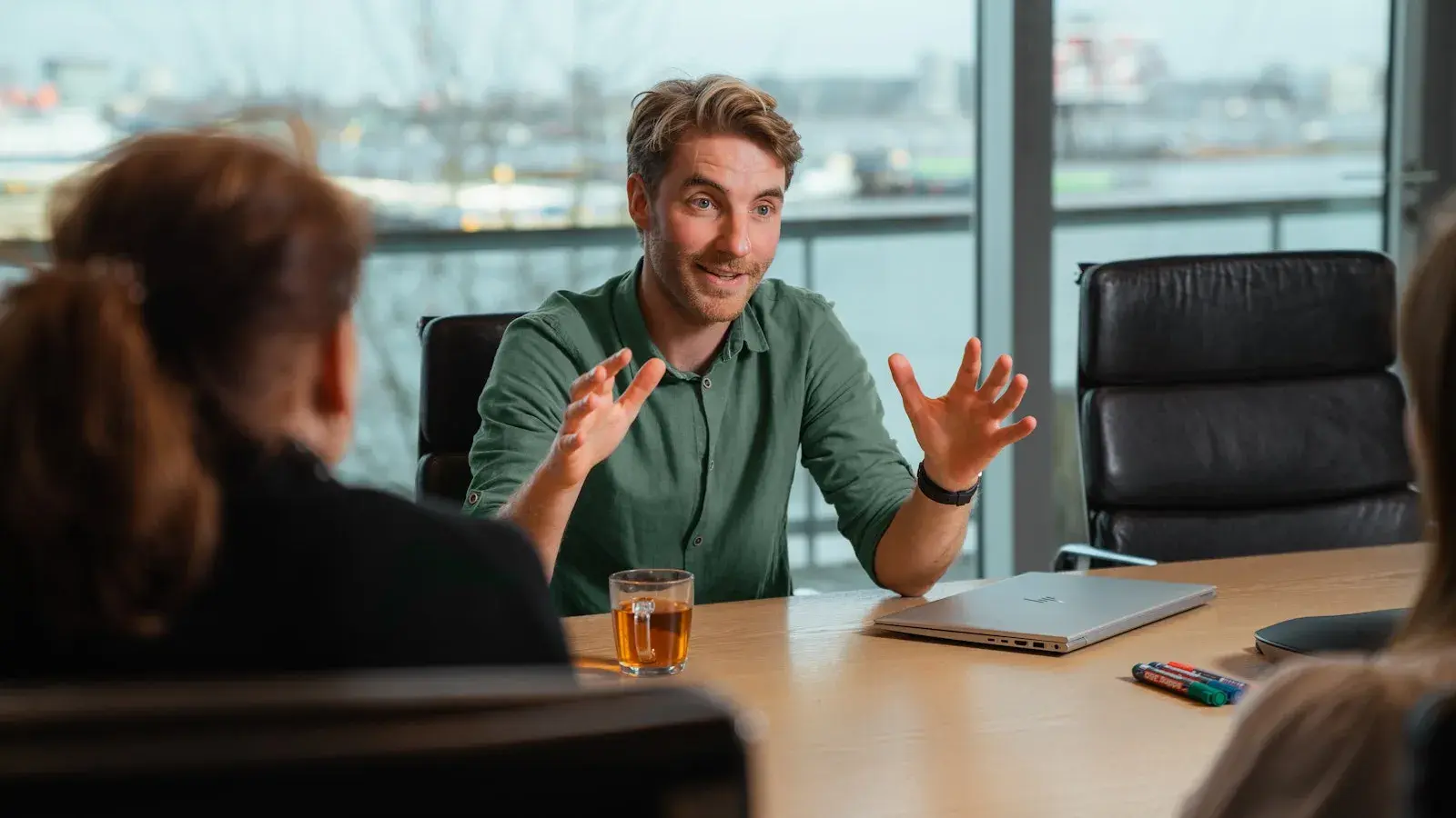 Man legt twee vrouwelijke collega's iets uit
