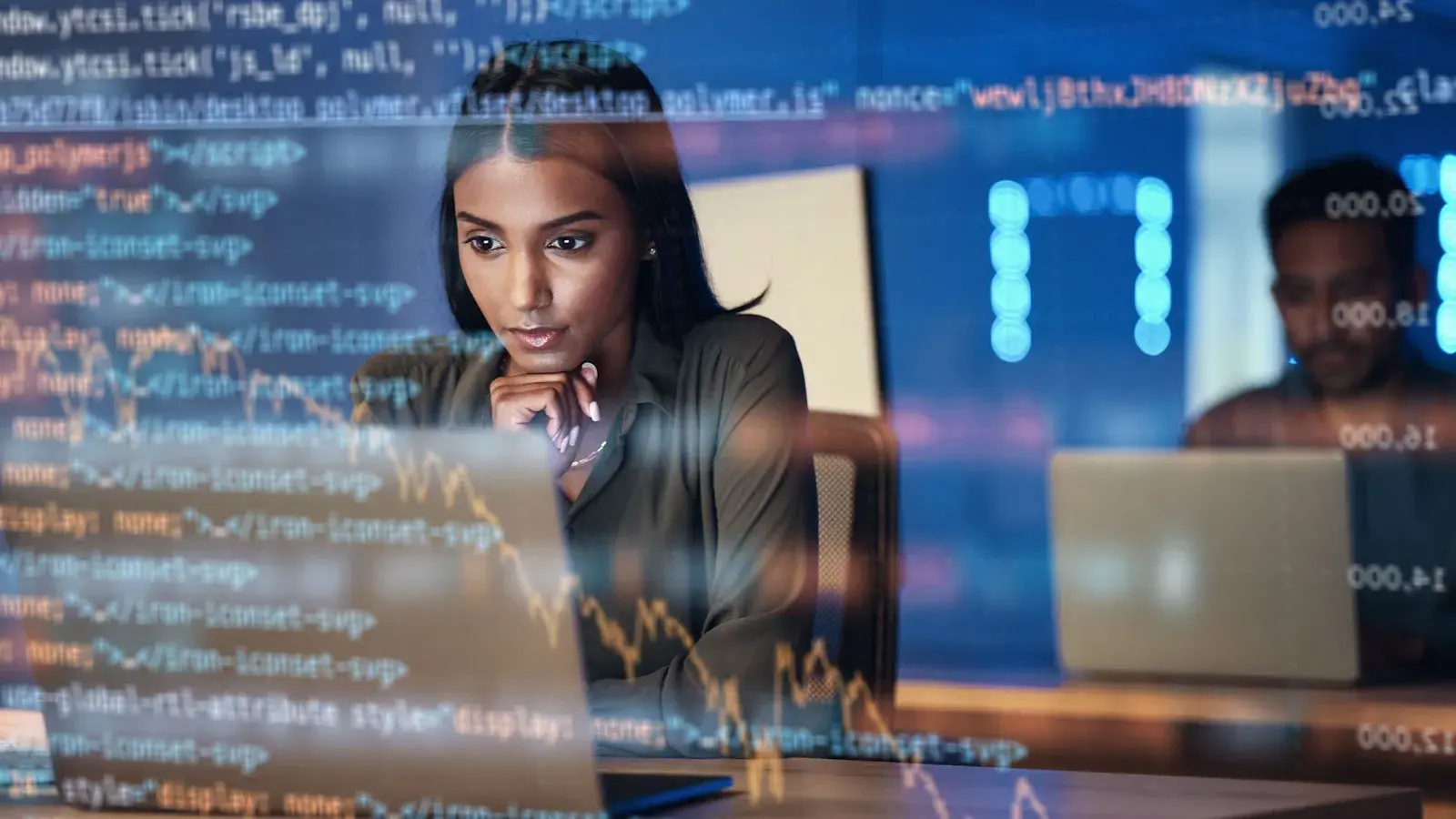 Vrouw kijkt naar haar laptopscherm.