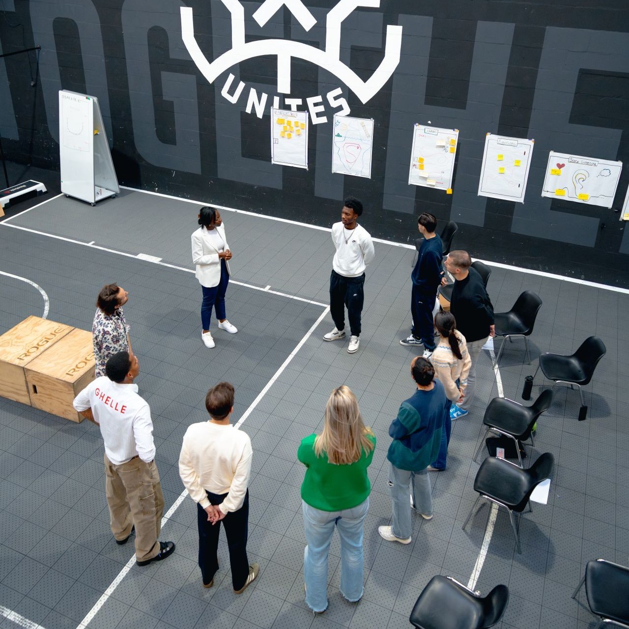 Mensen in een cirkel bij een training