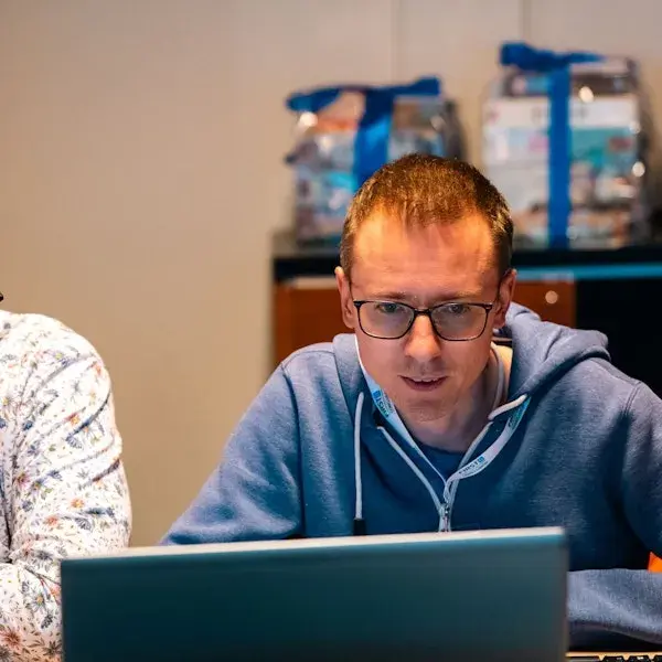 deelnemer aan het werk