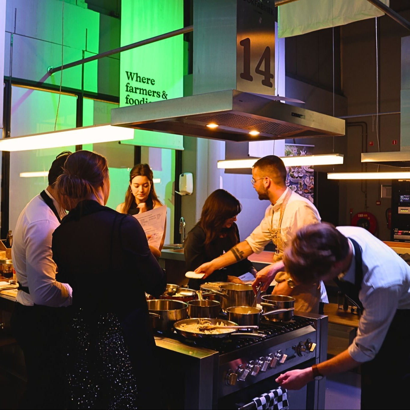 Koken met een groep mensen 