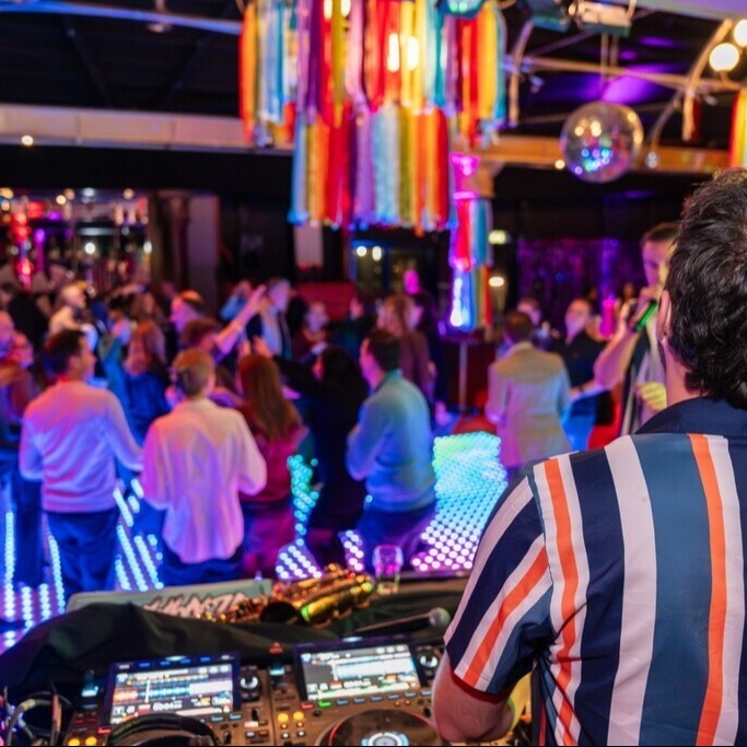 Grote groep mensen viert feest