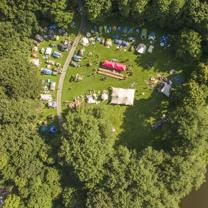 De buurtcamping van bovenaf