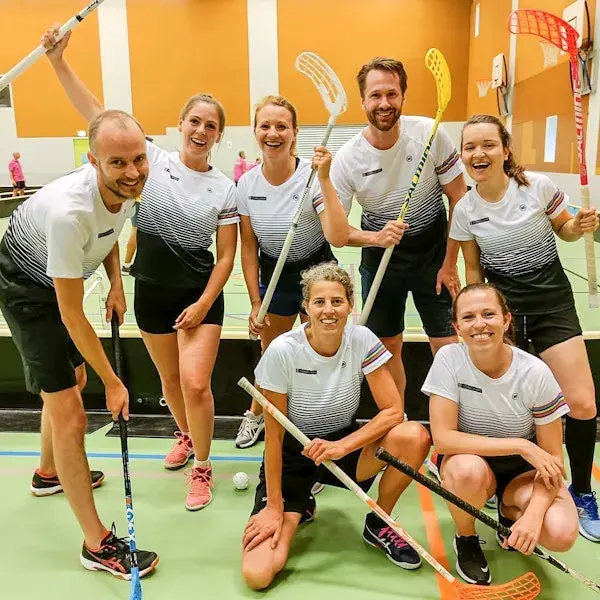 Een groepsfoto van onze fanatieke zaalhockeyploeg.