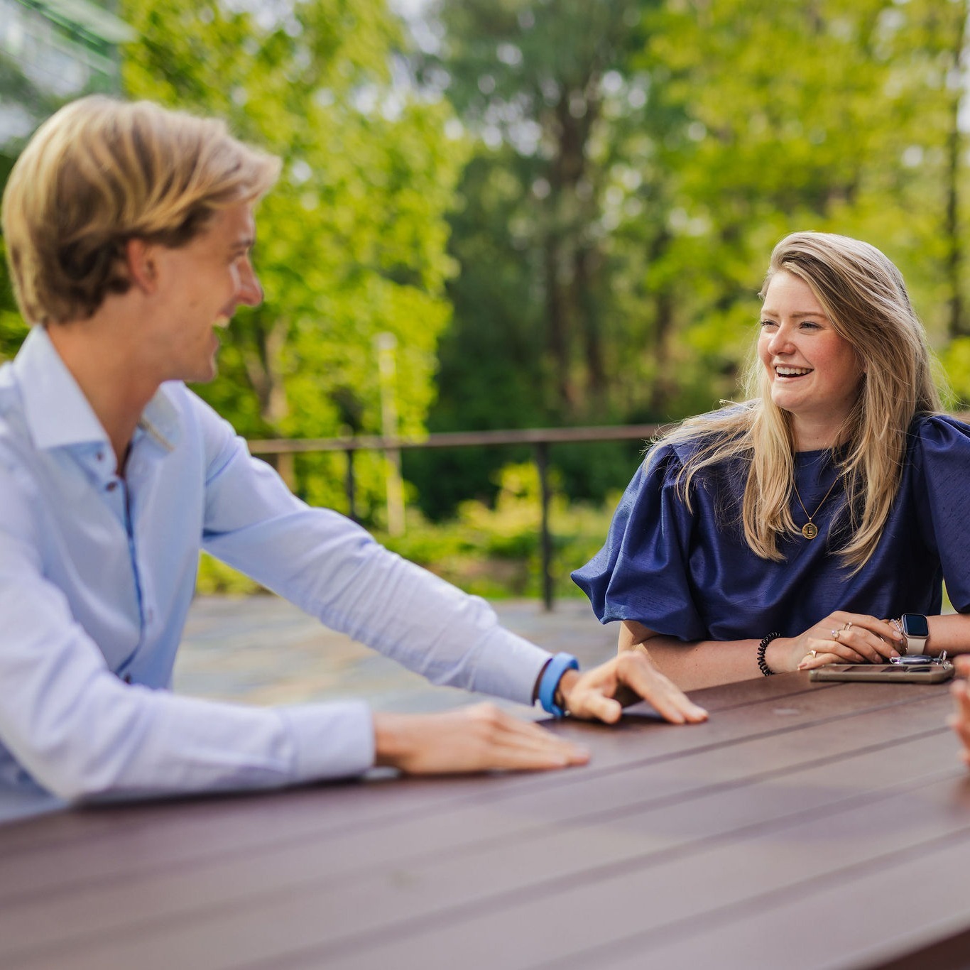 Collega's in gesprek tijdens de pauze