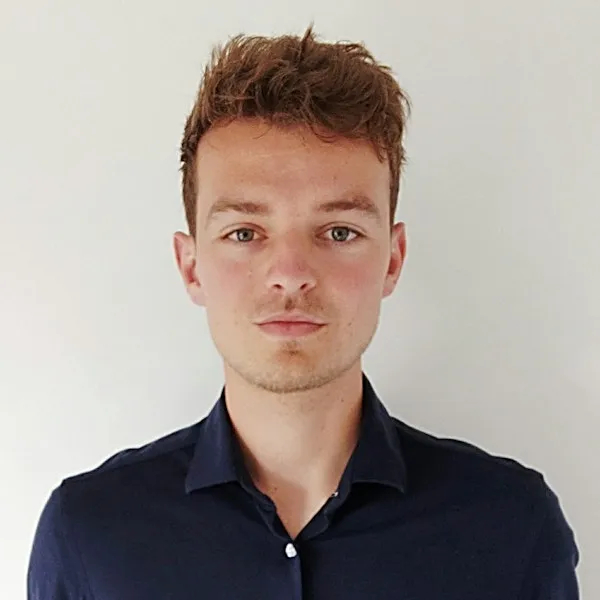 IT trainee jongeman met rossig haar