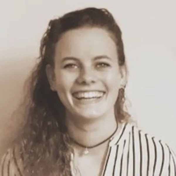 IT trainee lachende vrouw met krullen