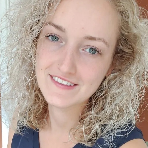 IT trainee blonde vrouw