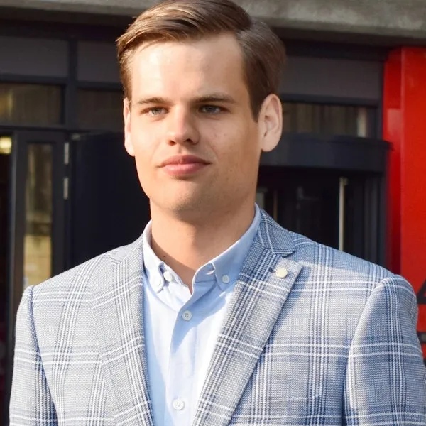 IT trainee jongeman in net pak