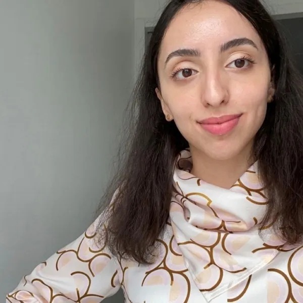 IT trainee vrouw donker haar