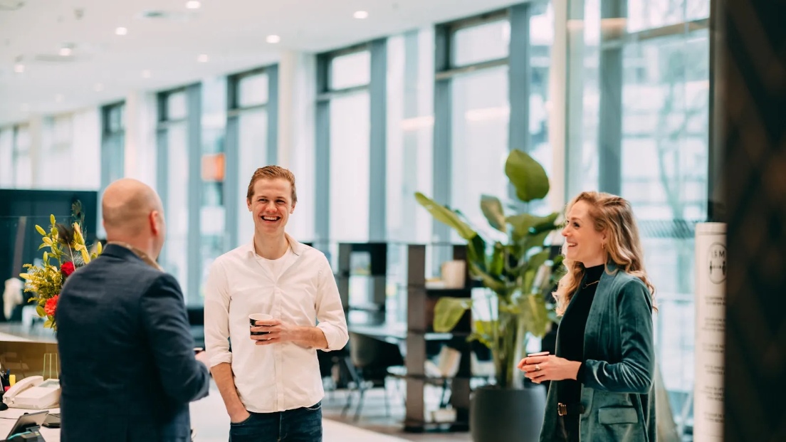 collega's lachend in pand