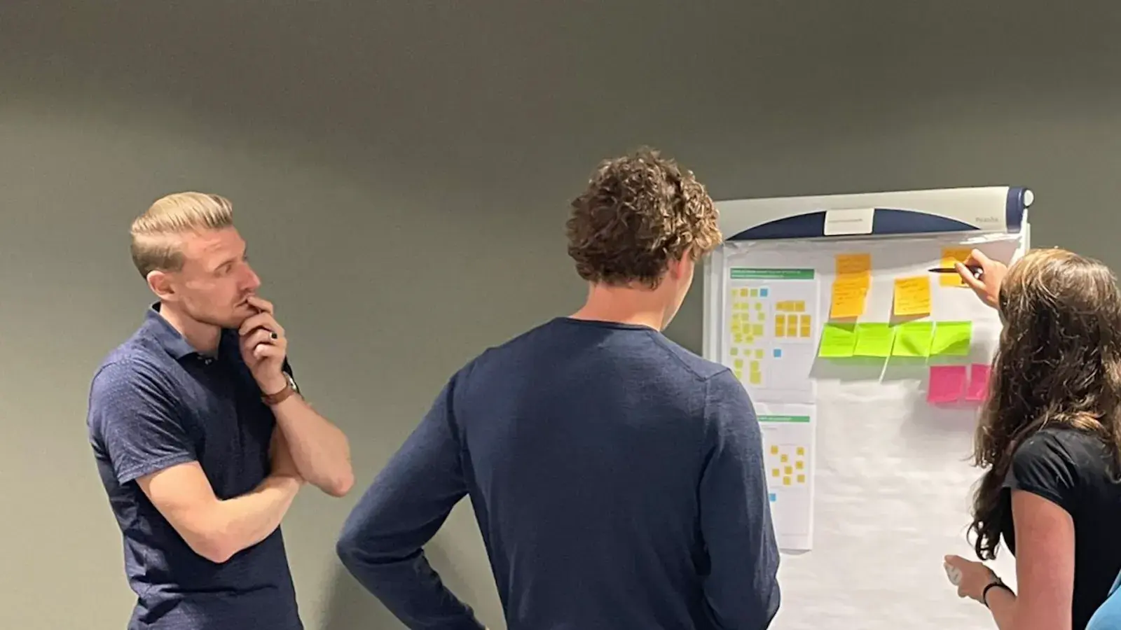 Collegas plakken samen wat notes