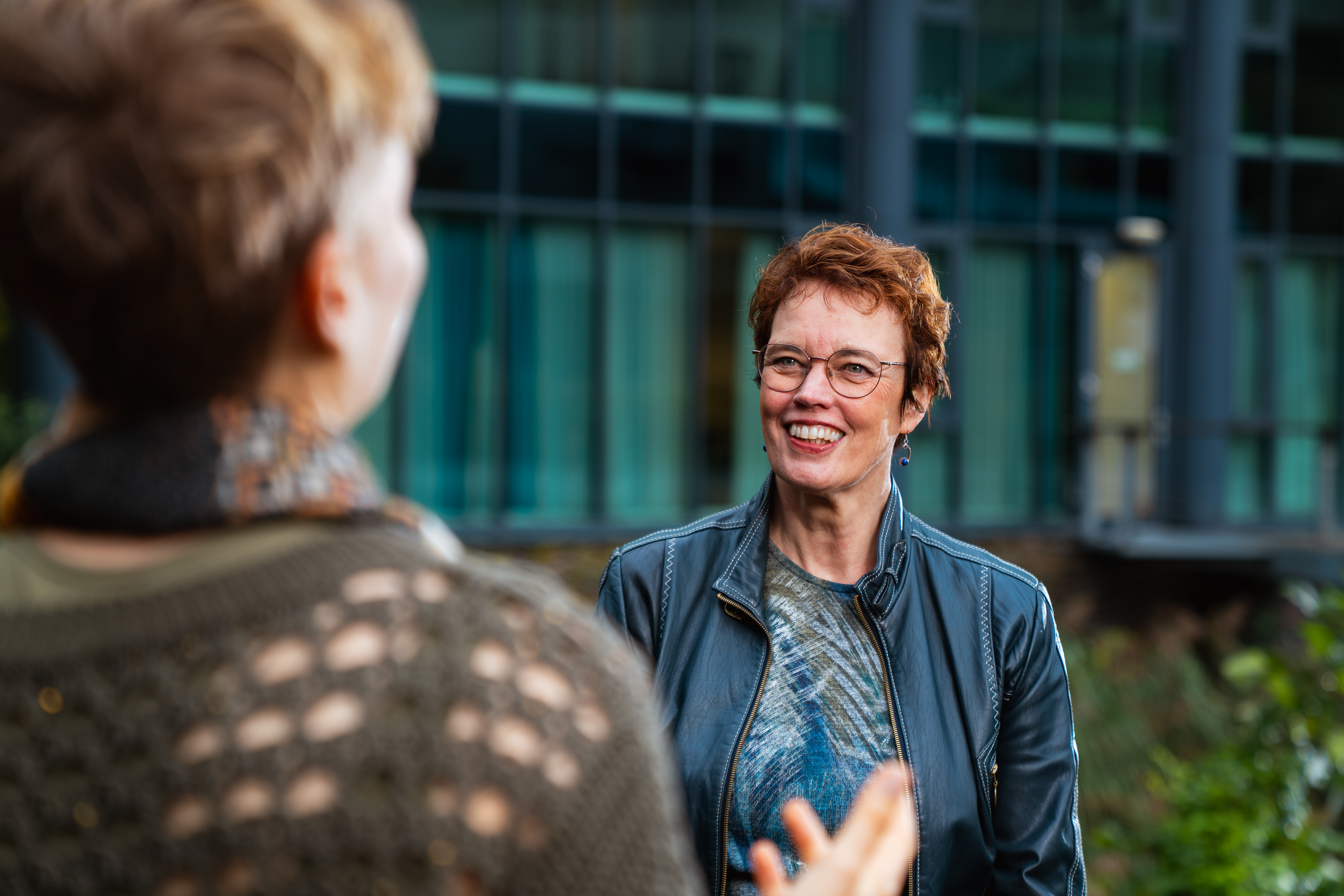 Dorien die met een collega praat