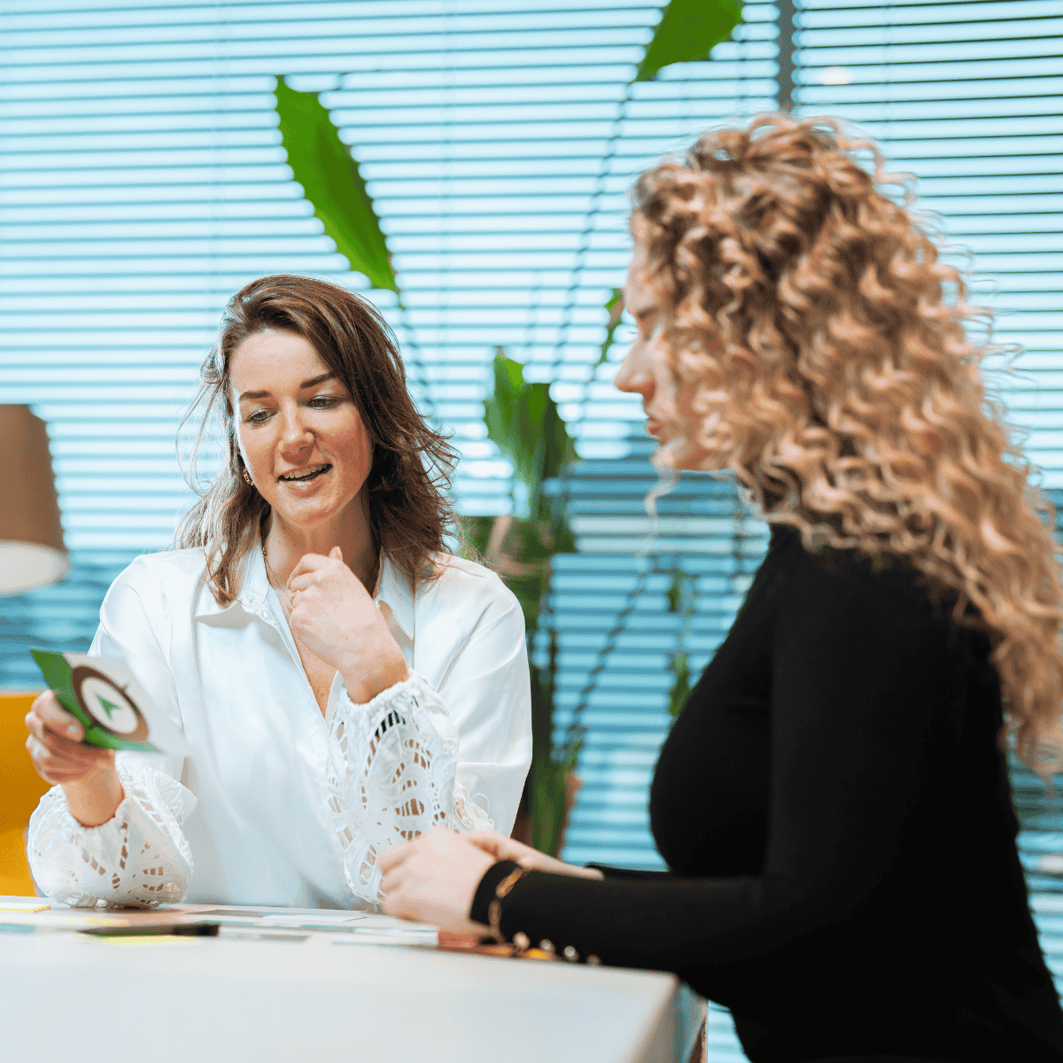 Twee vrouwen kijken naar kaartje
