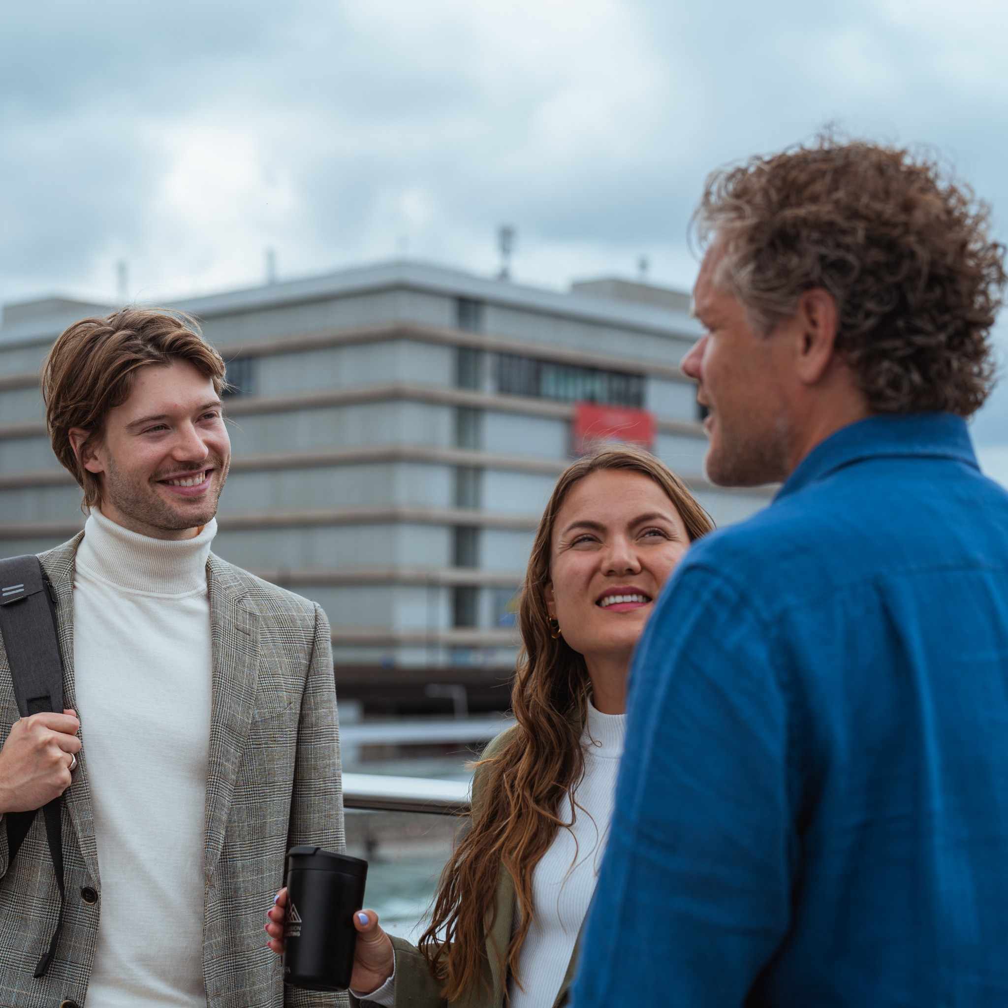 Drie mensen buiten in gesprek