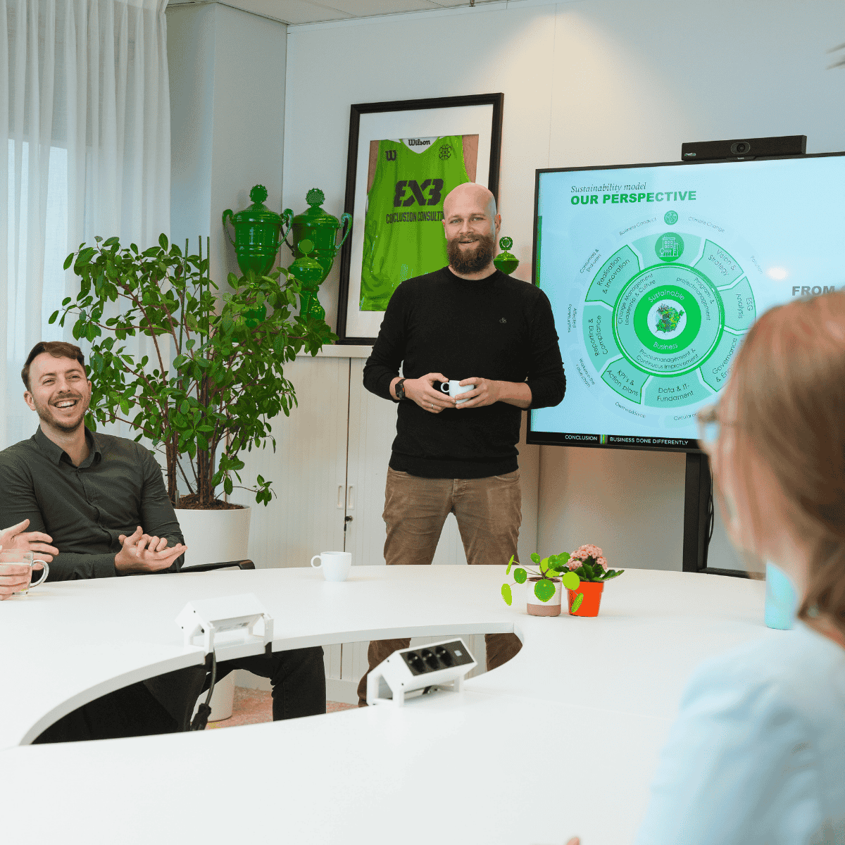 Twee mannen en een vrouw in een grote ruimte