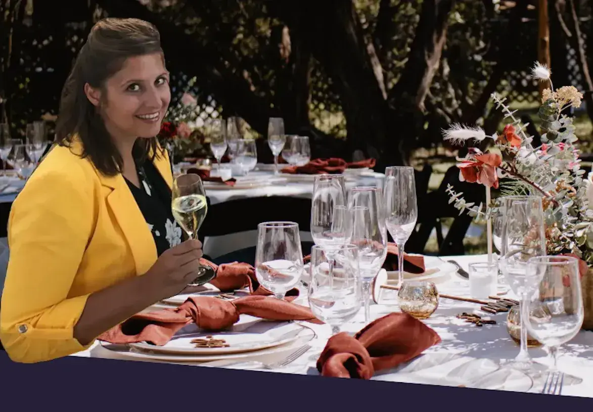 Een collega zit bij een feestelijke tafel-1