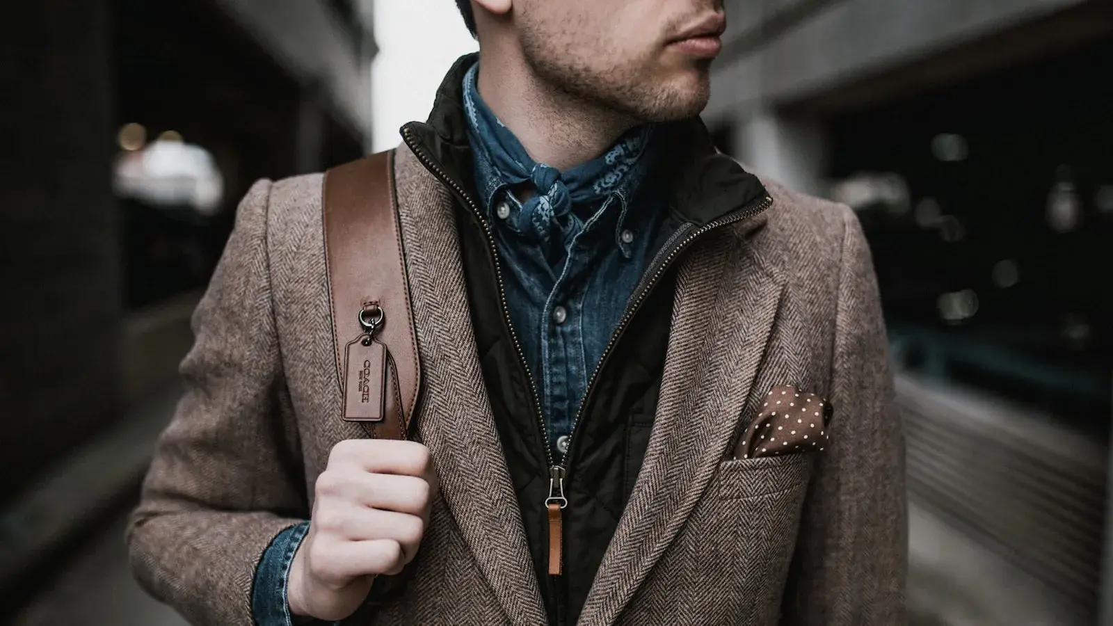 Een man met een rugzak loopt door een straat