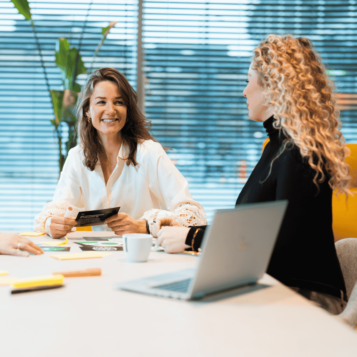 Twee vrouwen in overleg op kantoor