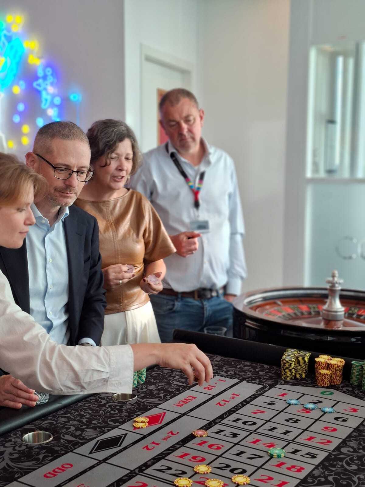 Mensen aan de pokertafel (AMIS Jazzcafé Maandborrel oktober)