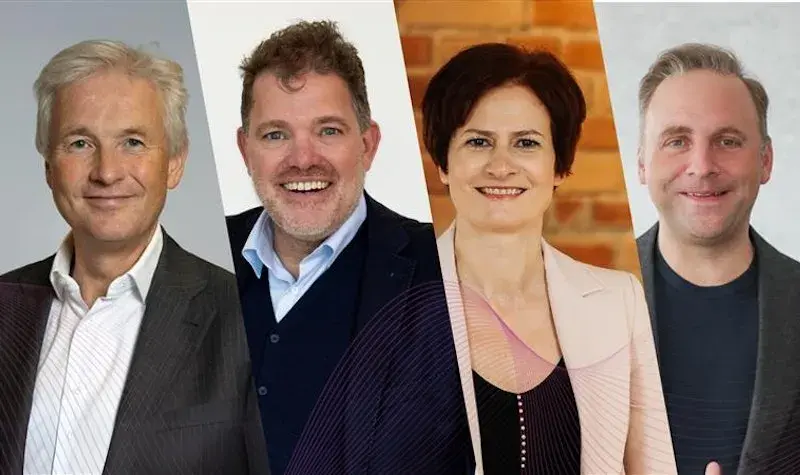 Mulheres e homens sorridentes