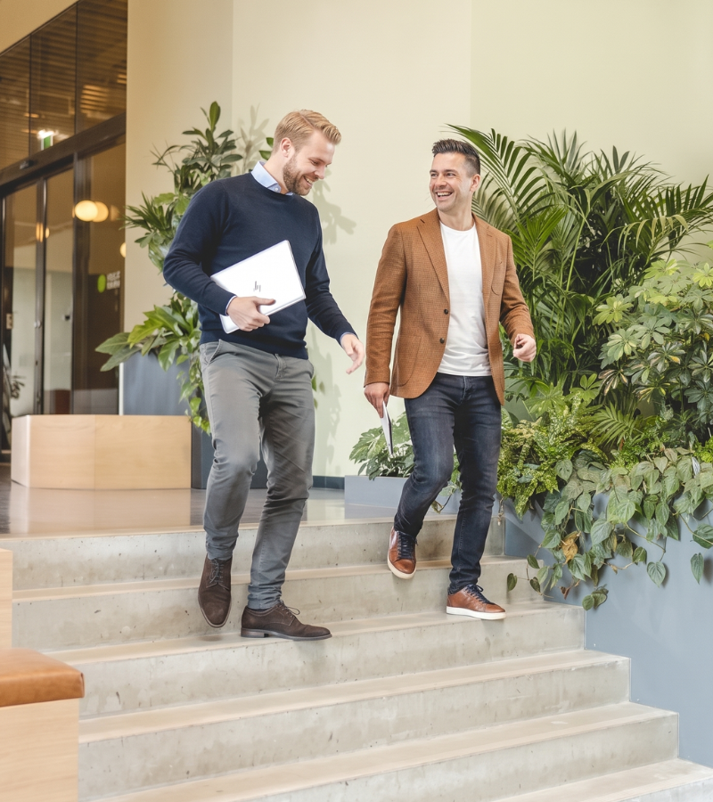 Twee mannen op trap