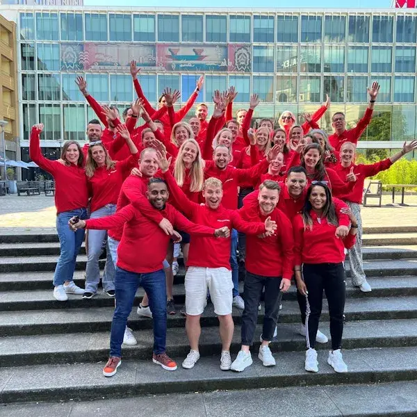 juichend groep mensen op de trap