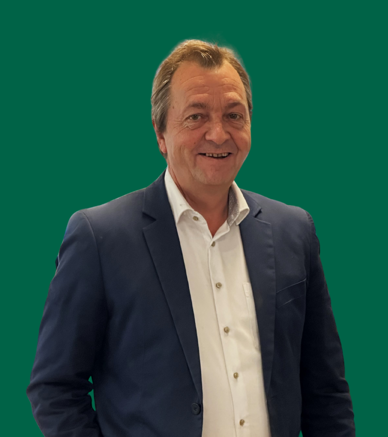 Thomas met een groene achtergrond.