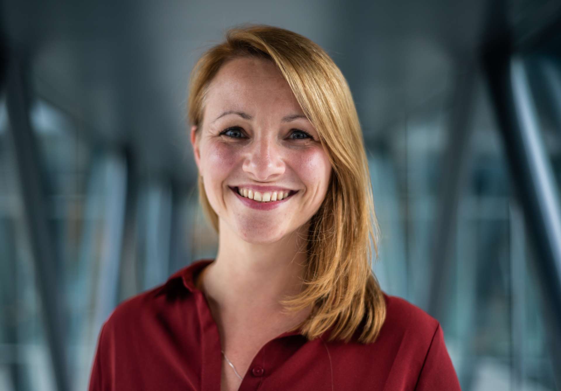 Vrouw kijkt in camera.