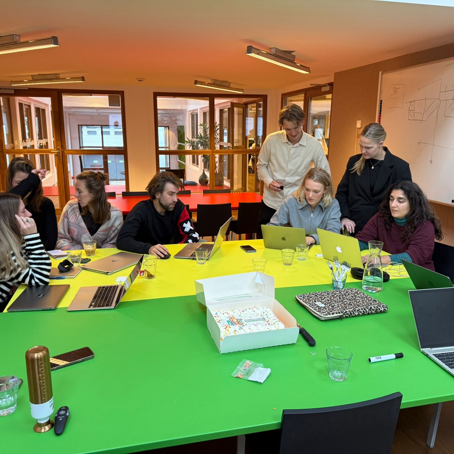 Mensen bezig tijdens een workshop